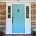 голубая входная дверь